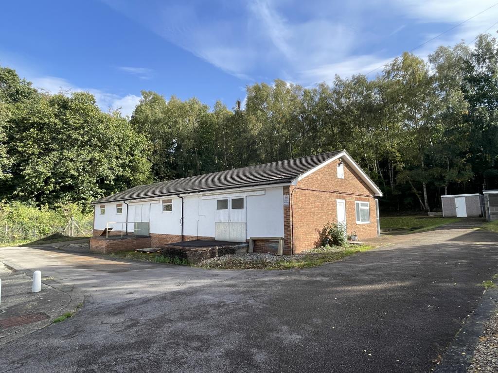 Lot: 10 - SUBSTANTIAL FORMER RESEARCH PREMISES IN 2.5 ACRES WITH OFFICES, LABORATORIES, WORKSHOPS AND STORES - General view of laboratories, offices & stores